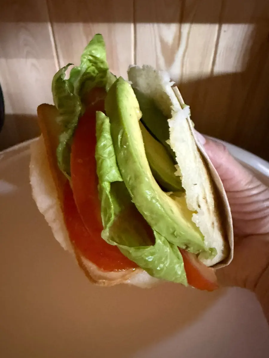 Arepa rellena de vegetales frescos