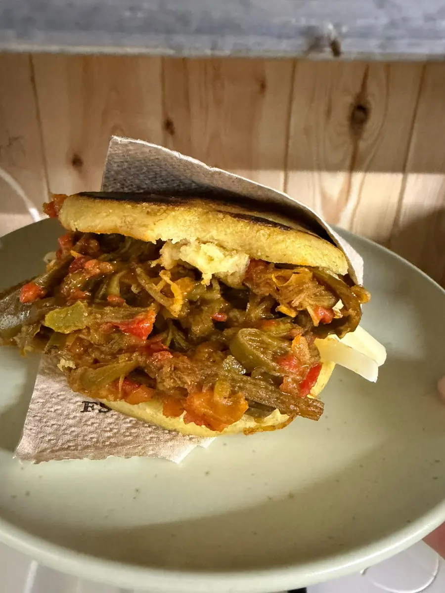Arepa rellena lista para servir